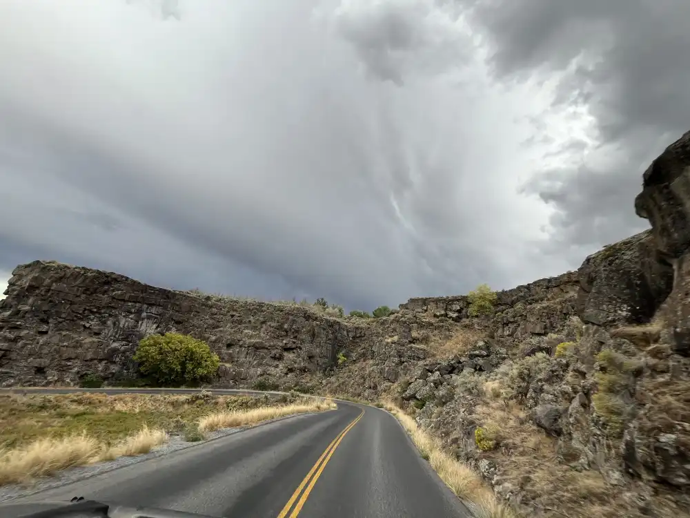 road into Shoshone Falls
